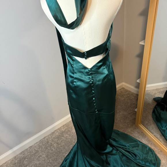 Elegant Green Halter Neck Evening Gown - Picture 4 of 15